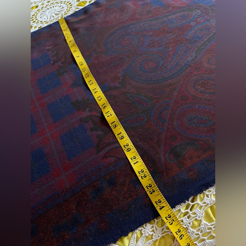 Thin wool scarf - Picture 11 of 13